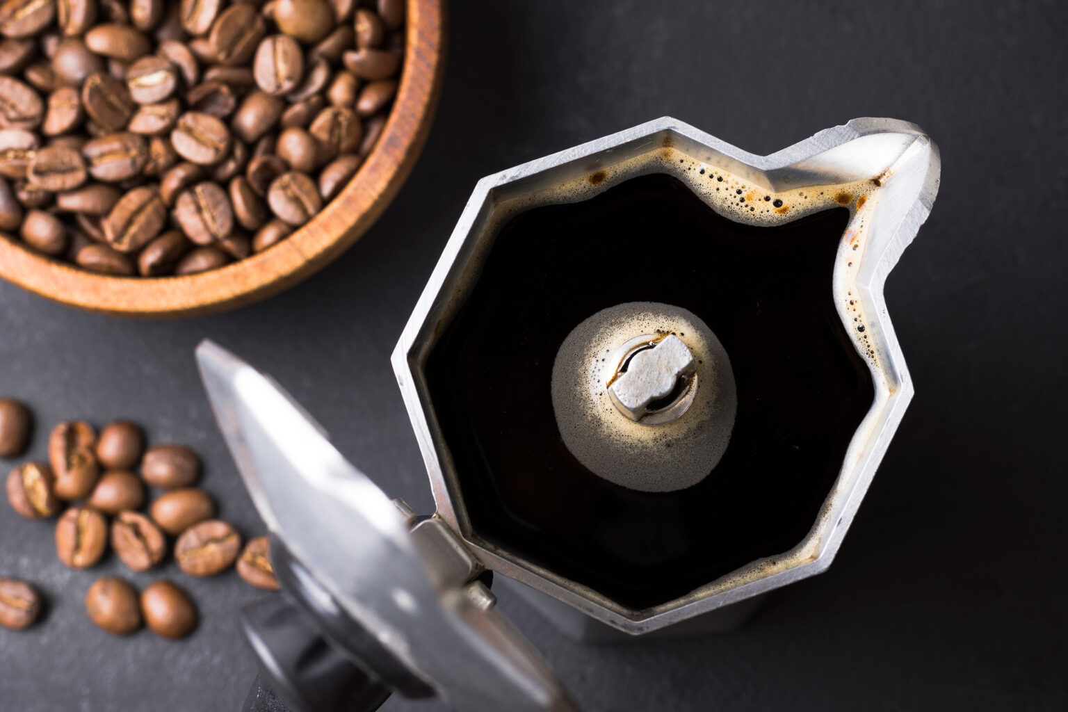 top-view-open-coffee-kettle-coffee-beans-1-1536x1024 caffè biologico